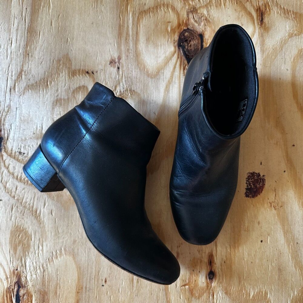 Clarks Collection Black Leather Ankle Boots (Size 7)